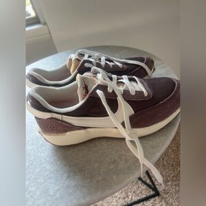 WOMEN'S NIKE WAFFLE DEBUT VINTAGE RUNNING SHOES- size 9